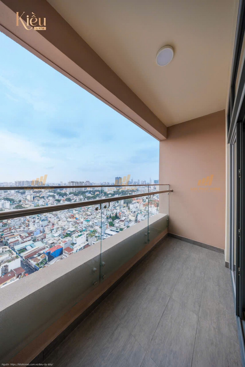 Lan can kính cường lực tại ban công hộ Kiều By Kita, tối ưu tầm nhìn, đảm bảo an toàn