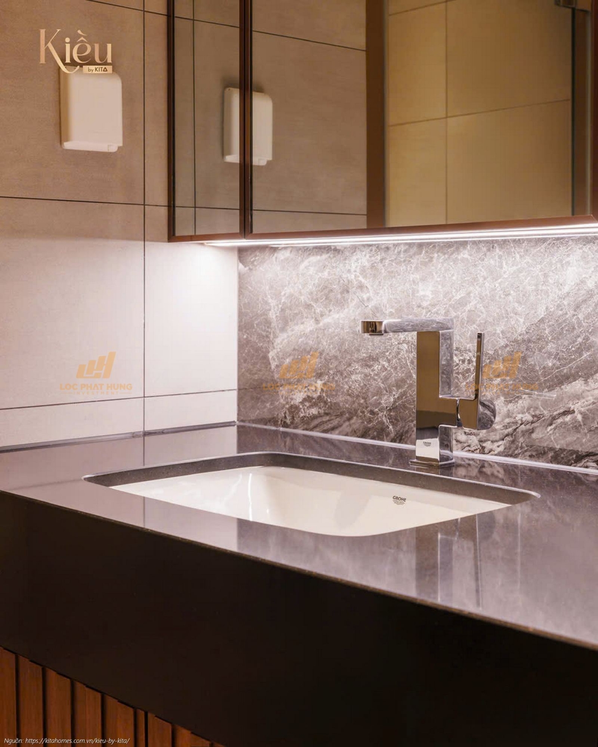 Tủ gương phòng tắm tích hợp đèn LED hiện đại và tiện lợi, bàn giao tại căn hộ Kiều By Kita