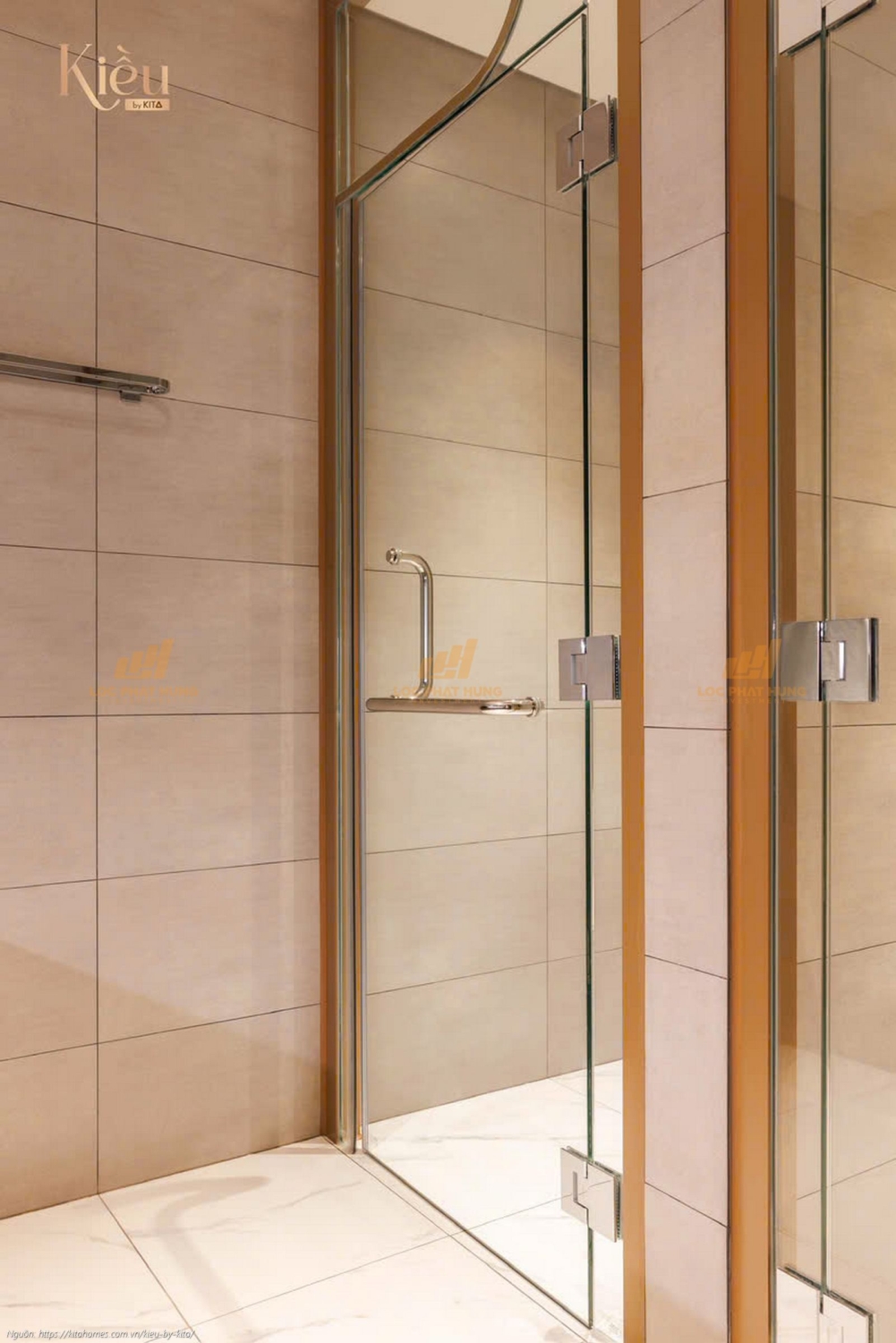Vách tắm kính cường lực luôn trong phòng tắm cơ hộ Kiều By Kita, giúp không gian khô sạch, sạch sẽ