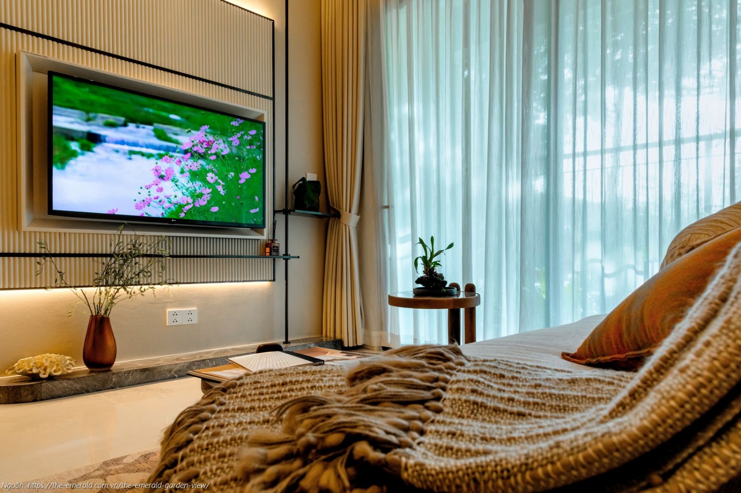 Nhà mẫu The Emerald Garden View: Phòng khách căn hộ 2PN diện tích 64m2 thiết kế sang trọng, không gian mở