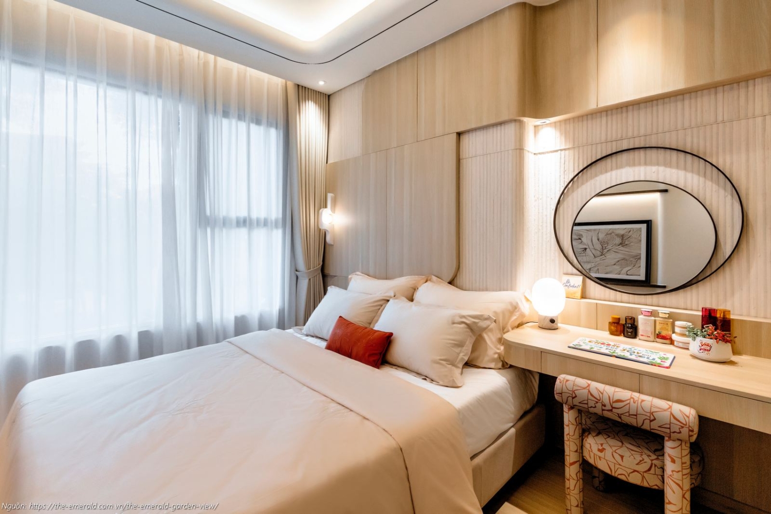 Nhà mẫu The Emerald Garden View: Phòng ngủ 1 (Master) căn hộ 2PN 64m2 lót sàn gỗ An Cường cao cấp
