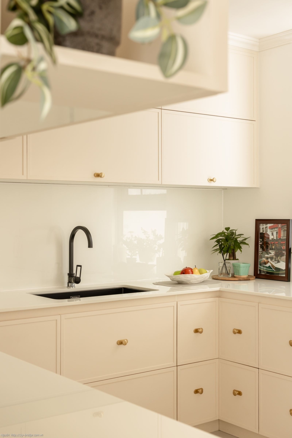 Hệ tủ bếp hiện đại đầy đủ tiện nghi tại căn hộ mẫu Sky Bridge 3 phòng ngủ 152m2