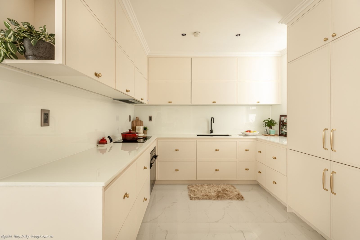 Hệ tủ bếp hiện đại đầy đủ tiện nghi tại căn hộ mẫu Sky Bridge 3 phòng ngủ 152m2