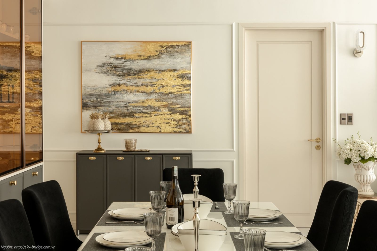 Khu vực bàn ăn rộng rãi dành cho đại gia đình tại nhà mẫu Sky Bridge 3PN 152m2